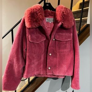 Beautiful pink sharpa coat sit snd warm.